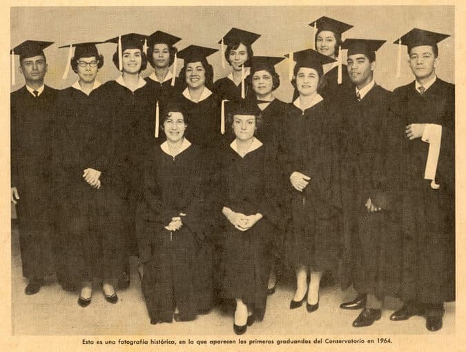 Foto de la primera clase graduada de 1964 del Conservatorio de Música de Puerto Rico con Olga Iglesias y Luz Hutchinson en el centro.
