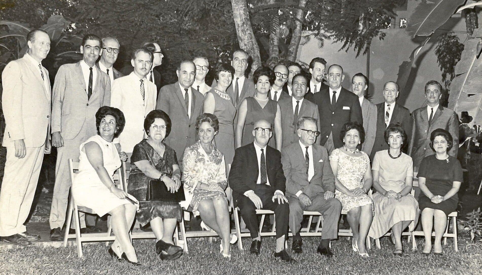 Parte de la facultad del Conservatorio de Música de Puerto Rico circa los finales de la década del 1960. Grupo de izquierda a derecha de pie Manuel Verdeguer, Amaury Veray, Alfredo Romero, sin identificar, sin identificar, Narciso Figueroa, David Skowroneck, sin identificar, Profesor Descherol, Olga Iglesias, sin identificar, sin identificar, Pepito Figueroa, Henry Nowak, Alfredo Matilla, sin identificar, Jesús María Sanromá, y Sergie Rainis. Sentados de izquierda Nidia Font, Ángeles Otein, sin identificar, Maestro Víctor Tevah, Pepe Geitz, Carmelina Figueroa, sin identificar y Luz Hutchinson.