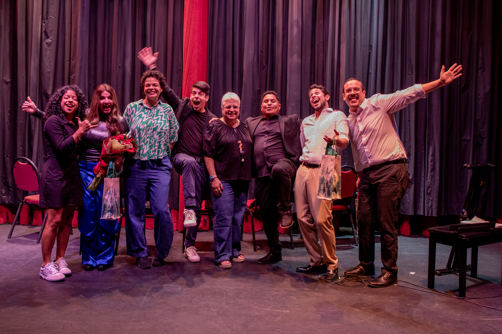 El elenco y el equipo creativo tras el estreno mundial.