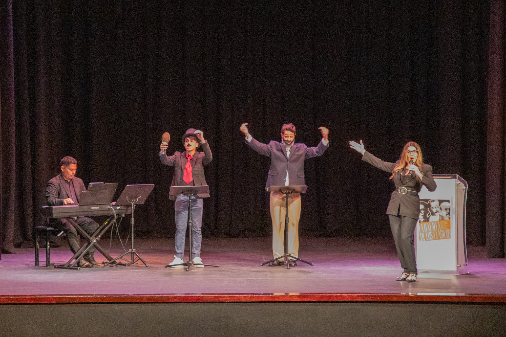 Los tres compositores en escena junto al pianista durante el estreno mundial de La Batalla de los Clásicos