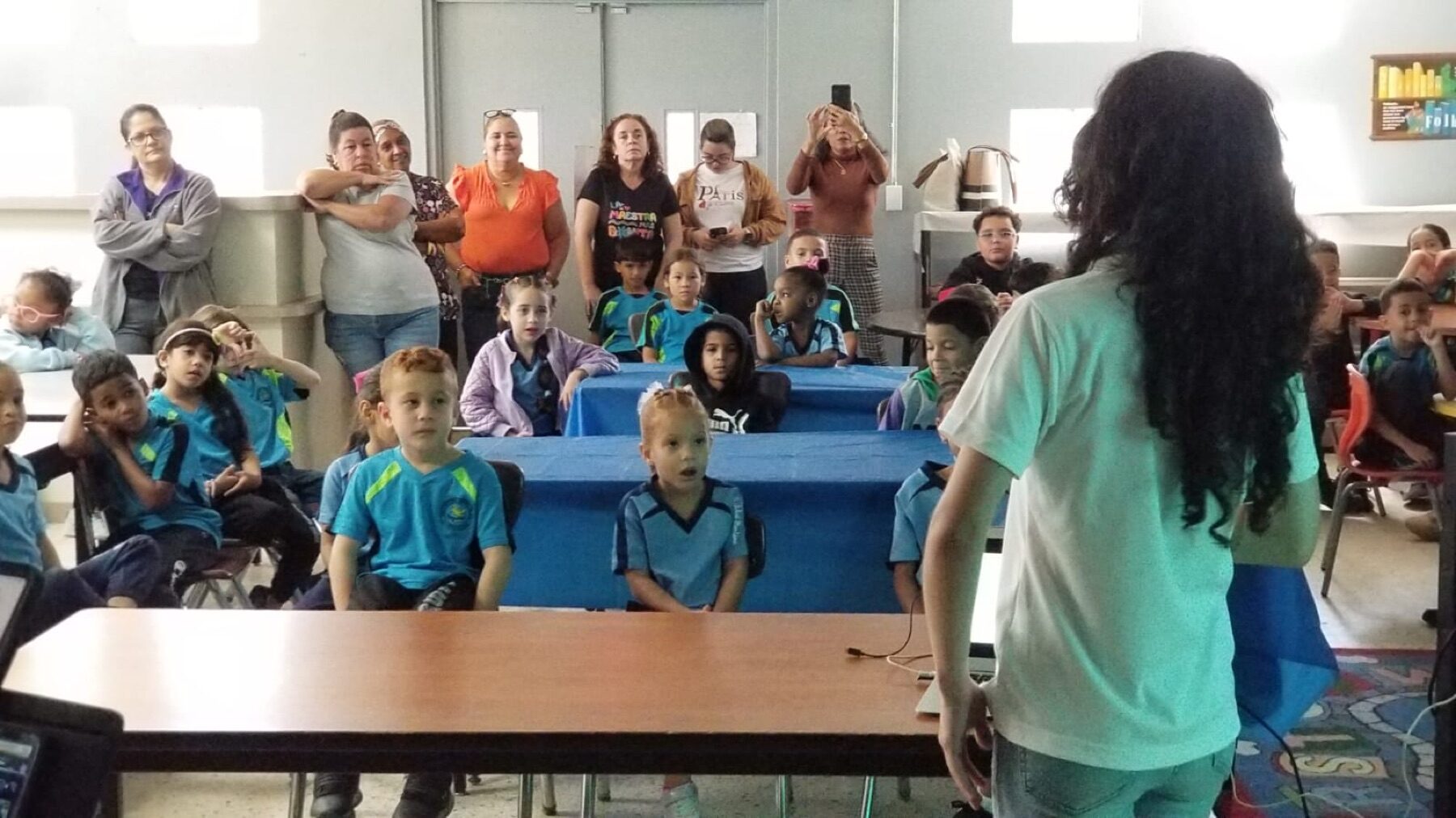 Una artista presenta un recital educativo ante estudiantes de escuela elemental