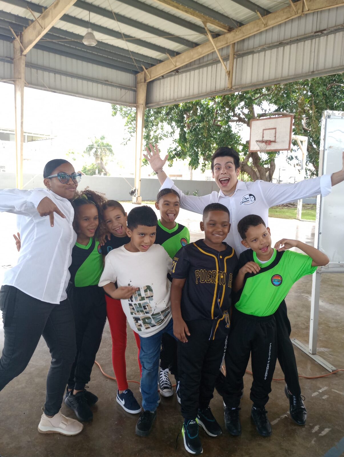 Artistas y estudiantes celebran tras un recital en la Escuela Pascasio P. Sancérrit de Carolina