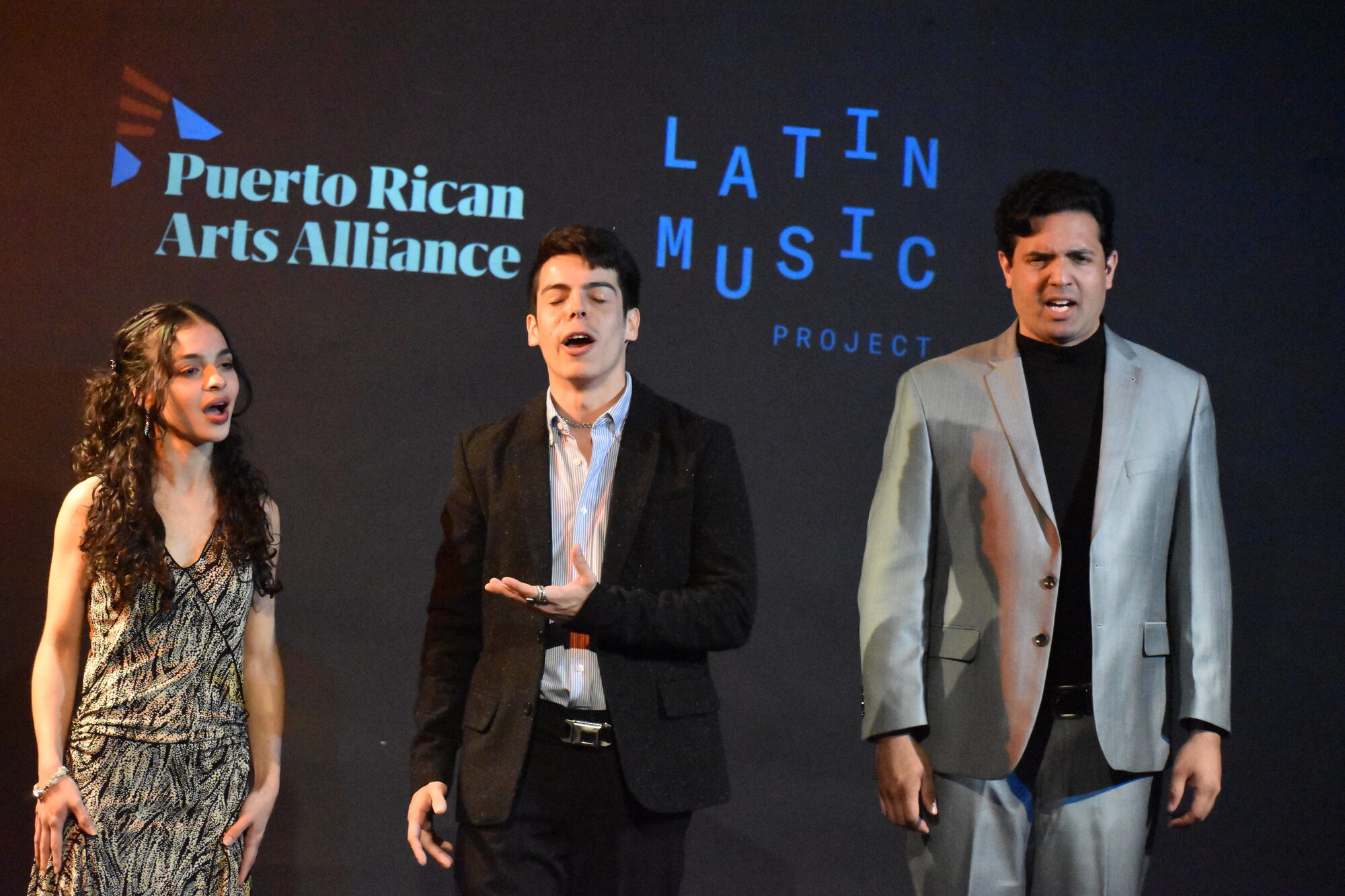 Artistas del Proyecto Olga Iglesias cantando en Desde Mi Barrio, Chicago