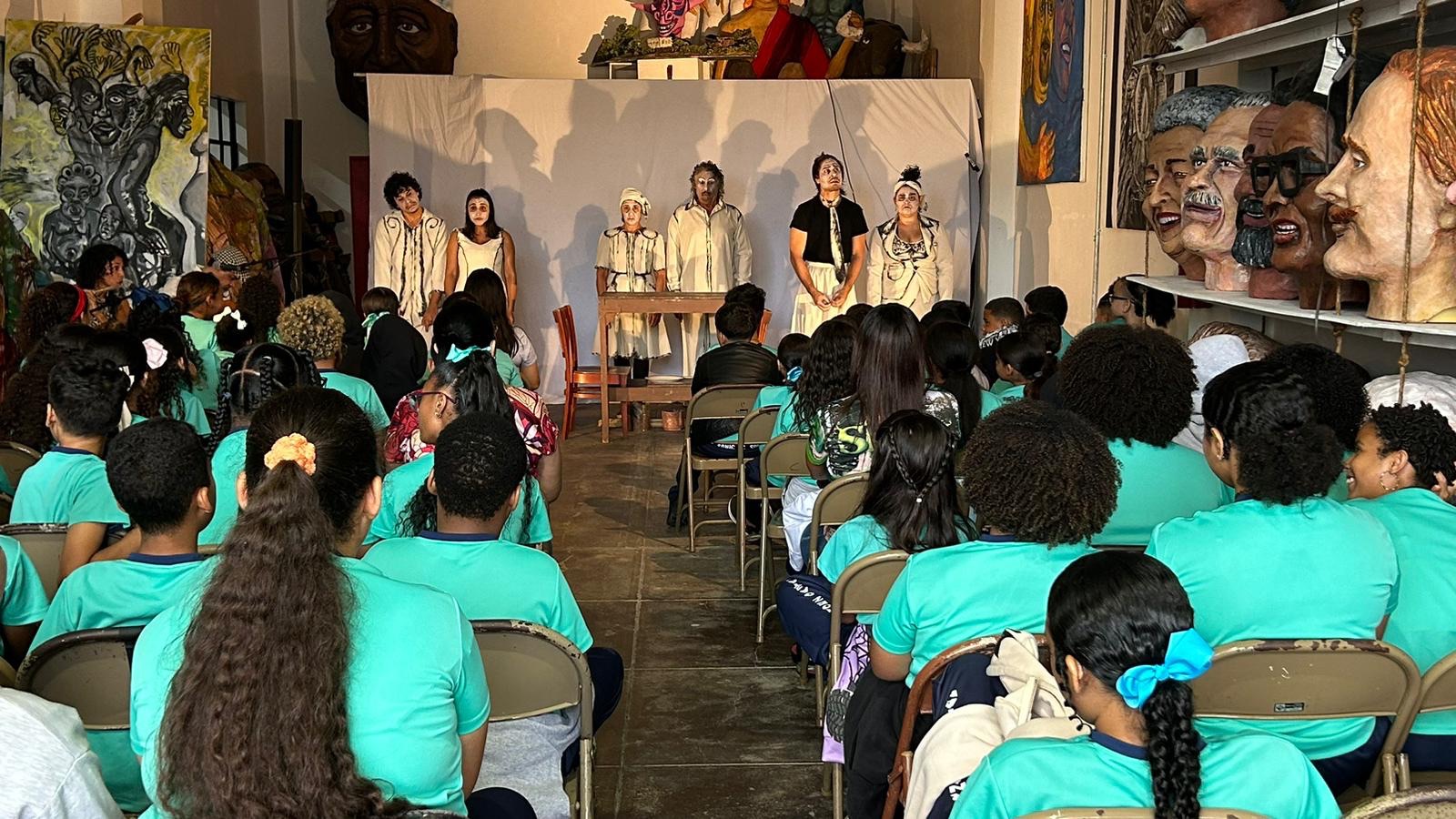 Estudiantes en una función de teatro escolar del ICP