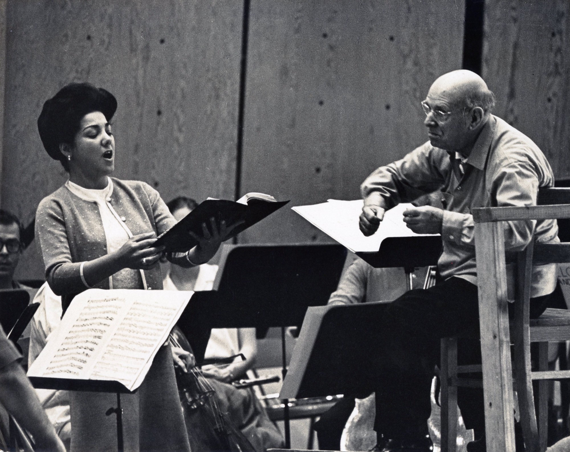 Olga Iglesias interpretando canciones de arte compuestas y dirigidas por Pablo Casals en el Festival de Música de Marlboro, Marlboro, Vermont, 1966.