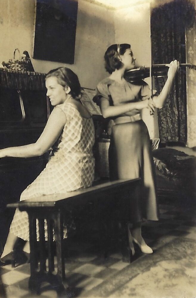 Las hermanas mayores de Olga, Carmen Iglesias al piano y Nydia Iglesias al violín.