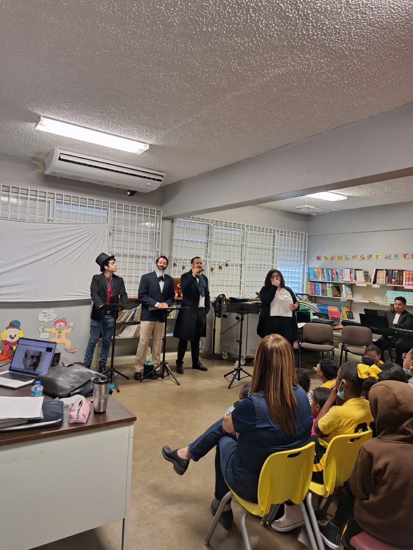 La Batalla de los Clásicos en la Escuela Roberto Clemente Walker — 1